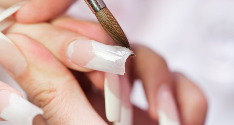 Alongamento de unhas pode causar algum prejuízo à saúde?